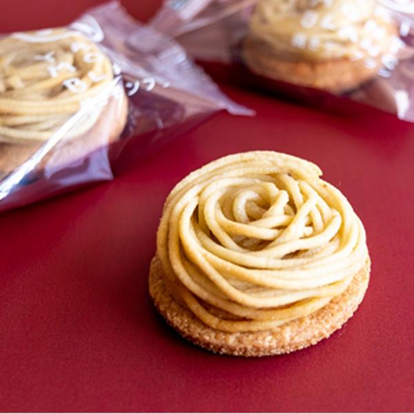 サブレ生地の上に国産栗のモンブランクリームを手絞りして焼き上げました。