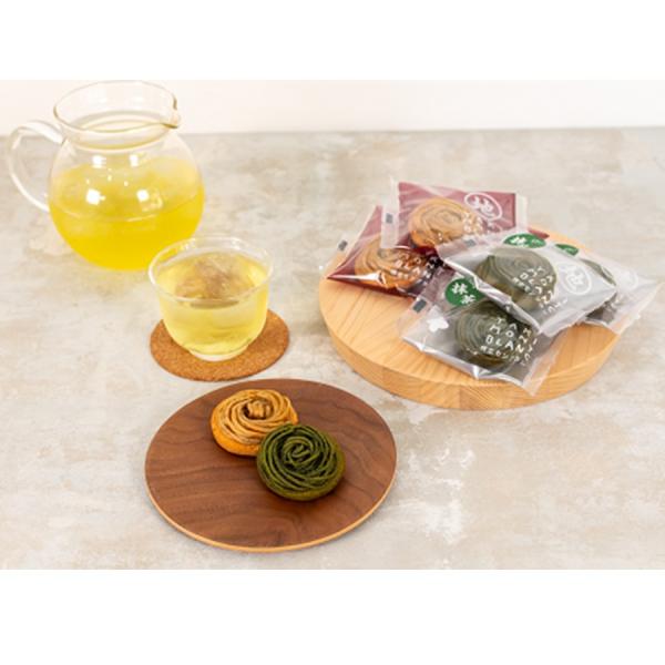 サブレ生地の上に国産栗と抹茶のモンブランクリームをそれぞれ手絞りして焼き上げました。