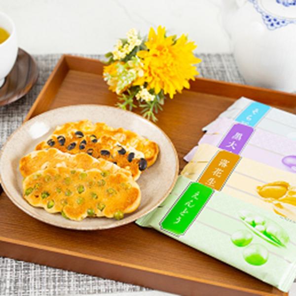 京煎堂の人気の味を集めた焼菓子詰合せ。香ばしい豆をこぼれるほど詰め込んだ自慢のまめ煎餅「まめあわせ」、落花生・黒大豆・えんどう・そら豆の4種。うす焼き煎餅は、お茶本来の色と香りをそのまま閉じ込めた「茶の葉煎餅」、やさしい甘さの白味噌を練りこ...