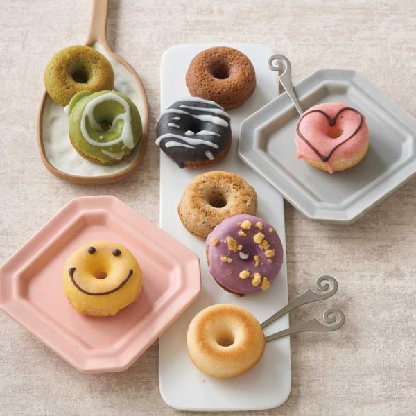 岡山県産コシヒカリ100％の米粉をはじめ、乳成分不使用のホワイトチョコやフルーツや野菜の微粉砕パウダーを使用した、ポップでカラフル、かわいいふわもちのひとくちドーナツです。