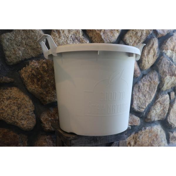 グロウコンテナ ３５型 ホワイト 大和プラスチック雑貨のような遊び心あるコンテナポットです。機能とデザインを両立した取っ手は使い勝手よく、受け皿を利用して収納容器にできるなど、使途は広がります。ロゴの刻印部分に色を塗って、オリジナルポットと...