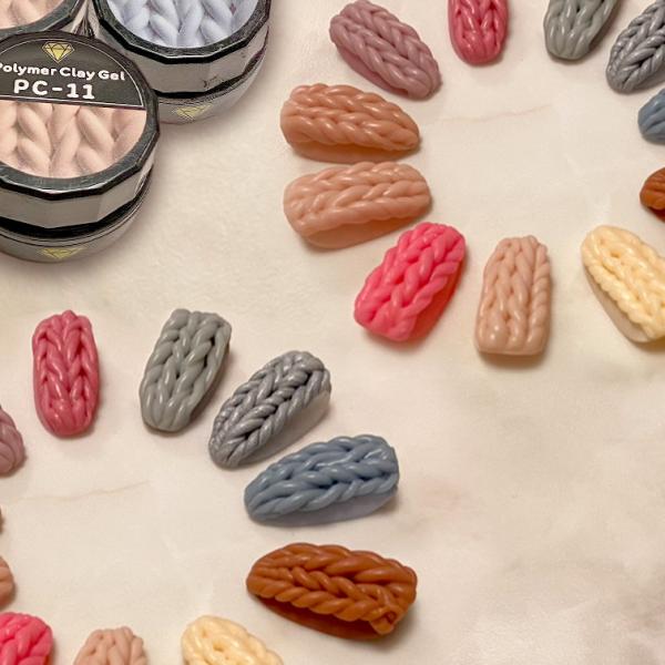 商品名 ラブリーポリマークレイジェル内容量 4ml商品説明 粘土のようにこねて使えるポリマークレイタイプのジェル。編み込みネイル、3Dネイルに大活躍！※指でこねる場合は直接ジェルに触れず、ゴム手袋などをはめてご利用ください。広告文責 株式会...