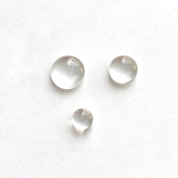 ガラスカボション　カボション商品名：透明ガラスストーン平底 フラットラウンド内容量：50粒種類：6mm、8mm、10mm商品説明：カラージェルの色見本に便利な平底のガラス製カラーチャート。カラージェルのフタに装着して一目で実際の色がわかるの...