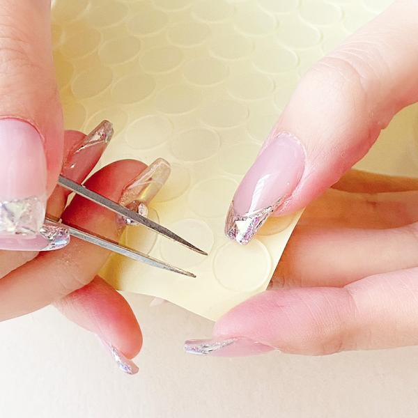 商品名：両面テープラウンド・両面テープスクエアサイズ：両面テープラウンド8mm、両面テープラウンド10mm、両面テープスクエア10mm内容量：100個分　1枚商品説明：ガラスカボションをカラージェルの容器などに接着させるのに便利な両面テープ...