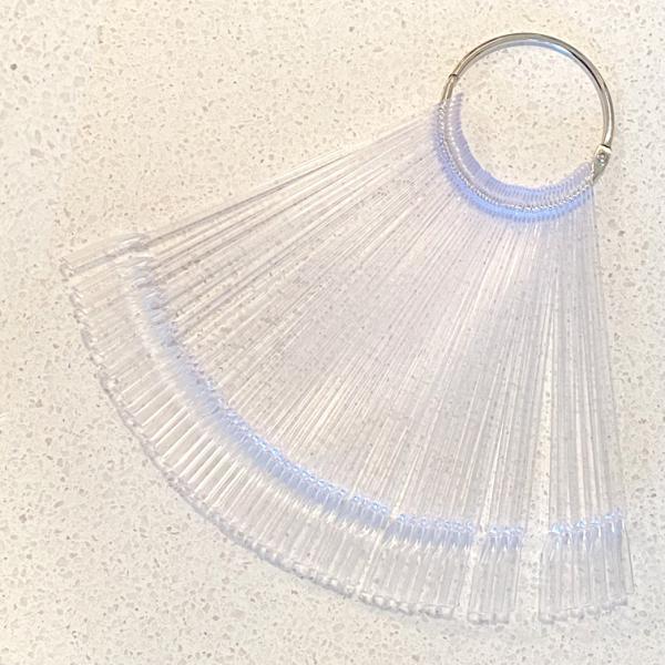 商品名：透明カラーチャートリングサイズ：縦　12.7cm　　　　チップ：縦2.5cm/横1cm内容量：50本商品説明：リング付で順番が変えれるスティック型のカラーチャート。発売元：株式会社グレースガーデン（0120-102828）商品区：雑貨