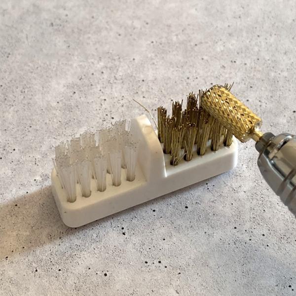 商品名：マシンビットクリーニングブラシ商品説明：柔らかい白のブラシと固いゴールドのブラシでマシンビットに詰まったダストをきれいにお掃除できます。発売元：株式会社グレースガーデン（0120-102828）商品区：雑貨