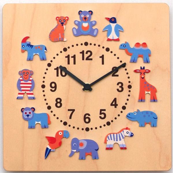 ドイツ・ヘラー社の壁掛け式の時計。このデザインは初代ヘラー夫人が子どもの一日を表現したものです。まだ数字がわからない子どもでも絵柄を目印に時間をとらえることができます。ヘラー社は童話をモチーフにした壁飾りを製作する会社として1927年に創設...