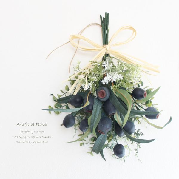 送料無料 ユーカリの実 スワッグ リース【サイズ】約23×20ｃｍ（リボンの結び目から先端までのサイズ）　【素　材】アーティフィシャルフラワー（造花、フェイク）素材はアーティフィシャルフラワー（造花、フェイク）です。ドライフラワーと違いとて...