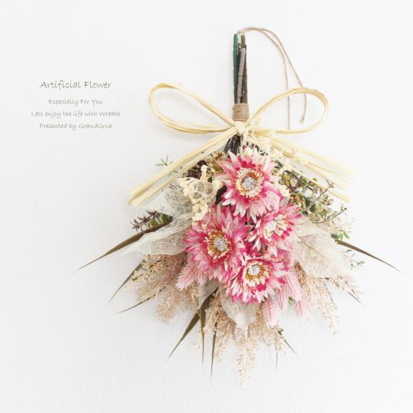 送料無料　ガーベラのスワッグリース【サイズ】約25×23ｃｍ（先端までのサイズ）　【素　材】アーティフィシャルフラワー（造花、フェイク）素材はアーティフィシャルフラワー（造花、フェイク）です。ドライフラワーと違いとても丈夫なので玄関外にも飾...