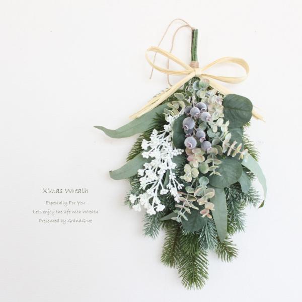 「送料無料」クリスマススワッグリースサイズ　約３５×2０ｃｍ（リボンから細い先端部分の最大の長さ）素材　アーティフィシャルフラワー（造花）素材は人気のアーティフィシャルフラワー（造花）なので玄関や屋外のドアにも飾れますが直射日光や雨風に当て...