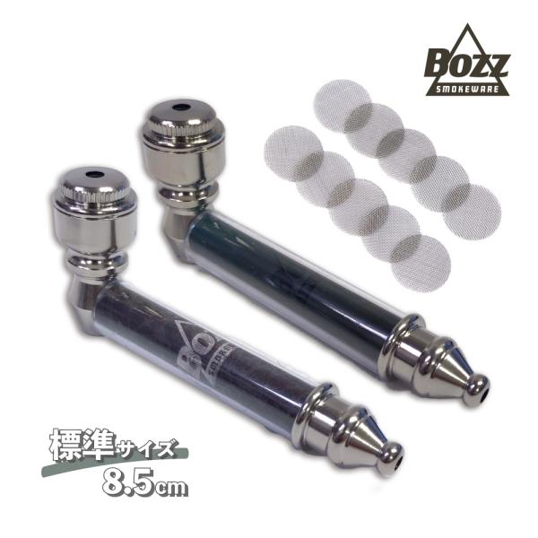 ダークカラーがクールなBOZZのメタルパイプ。ひとつあると使える、クラシカルな喫煙パイプです。火皿パーツの下部がフラットになっているので倒れずに置いておけます。フタつきで火皿がむき出しにならず保管や持ち歩きに便利。このフタにはホールがあり、...