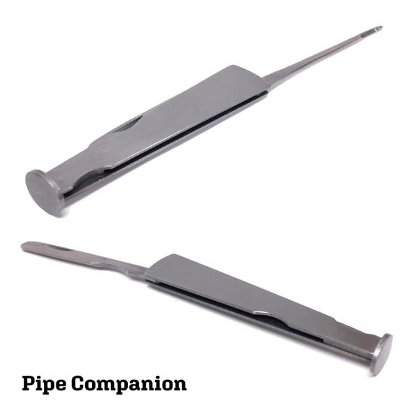 パイプメンテナンスにマストなステンレス製コンパニオンです。火皿の詰まりや焦げ付きを除去するピックとナイフが両サイドからスライド式に取り出せます。上部にはタンパーがついており、喫煙中に葉を押さえたり燃焼具合を調整するのに使用します。商品の設計...
