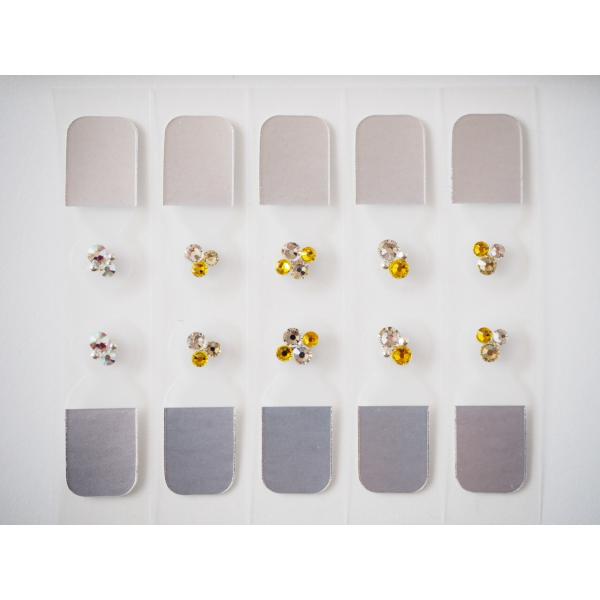 ピンセットを使用せず、テープ接着面に指が触れずに付けられるタブ付きテープ。初めての方でもワン・ツー・スリーで簡単装着できます。商品の素材は、安心・安全、天然のゴムを使用した肌に優しい日本製医療テープ、ツボ粒球はチタン99.9%、スワロフスキ...