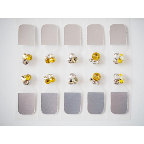 ピンセットを使用せず、テープ接着面に指が触れずに付けられるタブ付きテープ。初めての方でもワン・ツー・スリーで簡単装着できます。商品の素材は、安心・安全、天然のゴムを使用した肌に優しい日本製医療テープ、ツボ粒球はチタン99.9%、スワロフスキ...