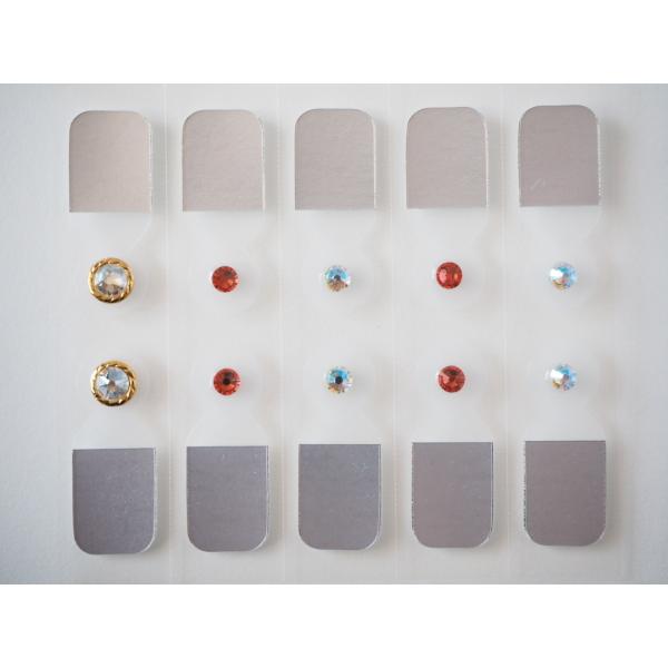 ピンセットを使用せず、テープ接着面に指が触れずに付けられるタブ付きテープ。初めての方でもワン・ツー・スリーで簡単装着できます。商品の素材は、安心・安全、天然のゴムを使用した肌に優しい日本製医療テープ、ツボ粒球はチタン99.9%、スワロフスキ...