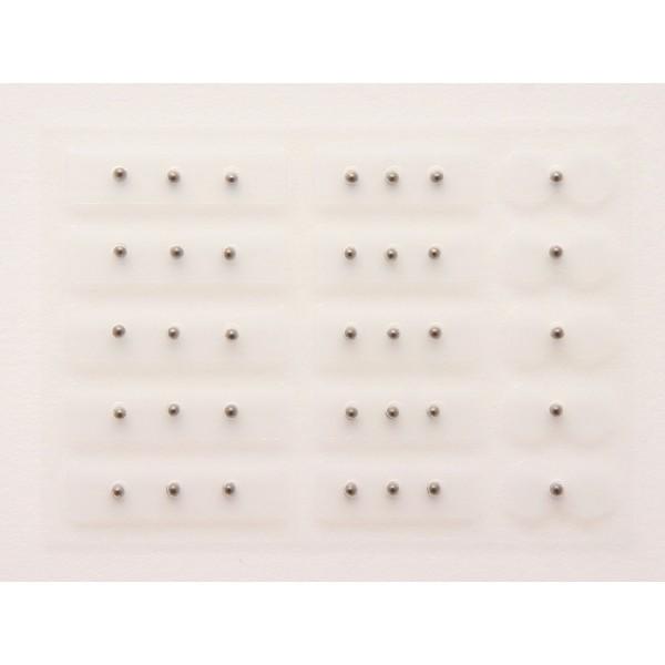 ピンセットをご使用ください。テープを剥がす時、装着時はピンセットでご使用ください。密集したツボでもテープが重なることなく、3ポイント同時に貼れる3連型。耳の凹凸やフチの部分にピタッとフィットするひょうたん型！この2種類がセットになったお得な...