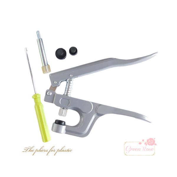 ■商品内容プラスチック製のスナップボタンを取り付けるためのハンドプレスです。目打ちなどで軽く穴を開け、スナップボタンをセットしてプレスするだけで、手軽にボタンが取り付けられます。パッケージサイズ(縦×横×厚さ)：約257×138×24mm程...