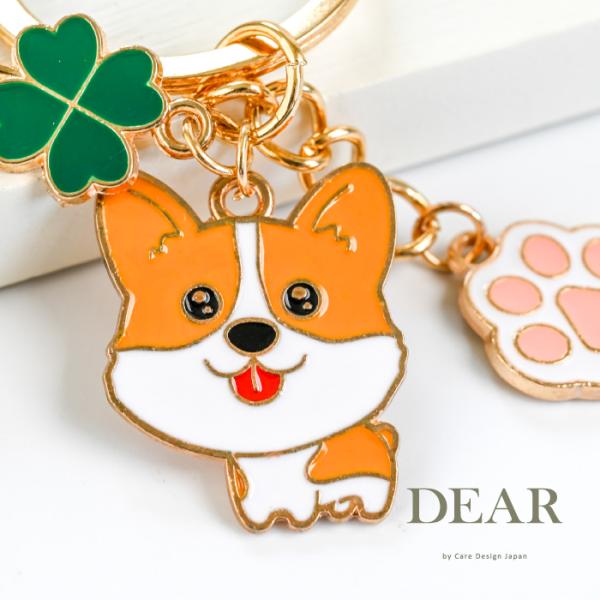 愛犬家にぴったりのキーホルダーが登場しました。ウェルシュ・コーギーをモチーフにした元気いっぱいで愛らしいデザインに、幸運の象徴である四つ葉のクローバー、そして可愛い肉球チャームを組み合わせた贅沢なアイテムです。高級感のあるゴールドの金具を使...