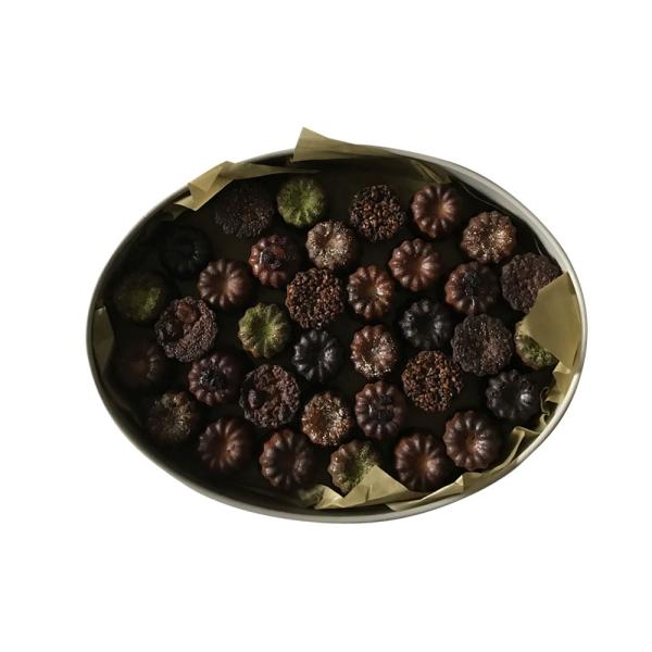 フランス・ボルドー地方の伝統菓子カヌレを、食べやすいプティサイズにしました。 ダニエル定番のプレーン、ショコラ、抹茶などの他、目でも舌でも様々な味を楽しんでいただけるよう、日々、新しい素材を研究しています。ミックス、オーバルの詰め合わせの内...