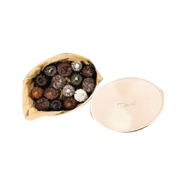 フランス・ボルドー地方の伝統菓子カヌレを、食べやすいプティサイズにしました。 ダニエル定番のプレーン、ショコラ、抹茶などの他、目でも舌でも様々な味を楽しんでいただけるよう、日々、新しい素材を研究しています。ミックス、オーバルの詰め合わせの内...