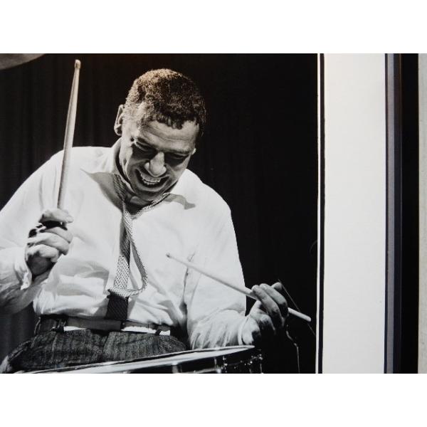 ●Buddy Rich1954 New York/アートピクチャーの額装品●アートピクチャーサイズ（約26cmx21cm）●額/木製/ホワイト＆ブラック/シルバーライン/黒額/アクリル仕様　　外枠寸法　約44cｍｘ37cｍ  専用箱、吊下げ...