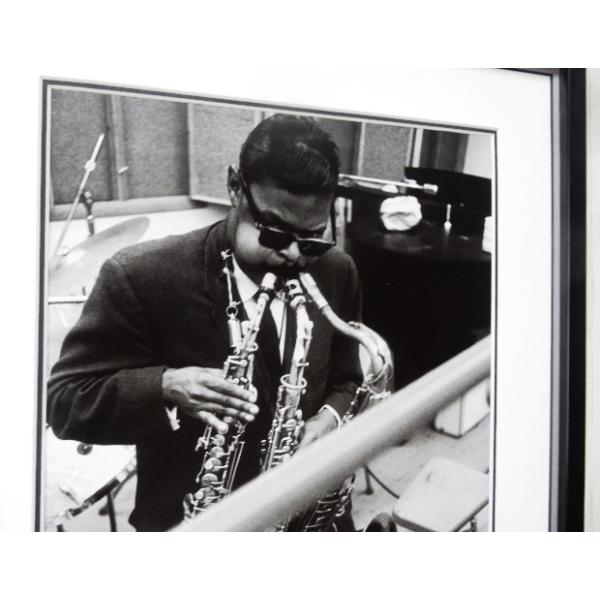 ●ローランド・カーク/First Recording Session 1960/アートピクチャーの額装品●アートピクチャーサイズ（約32cmx25cm）●額/木製/ホワイト＆ブラック/シルバーライン/黒額/アクリル仕様　外枠寸法　約44cｍ...