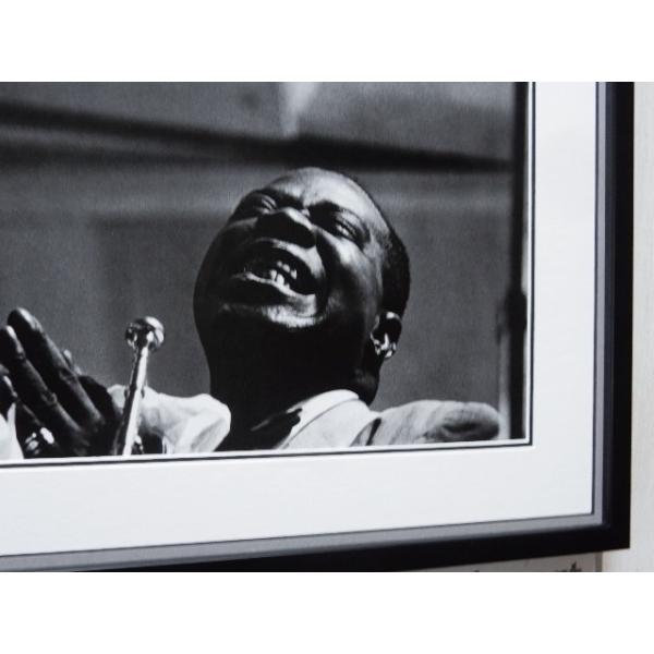 ●ルイ・アームストロング/アートピクチャーの額装品●アートピクチャーサイズ（約32cmx25cm）●額/木製/ブラック/アクリル仕様　外枠寸法　約44cｍｘ37cｍ　　専用箱、吊下げ備品付●ホワイト＆ブラック/シルバーライン/黒額で額装いた...