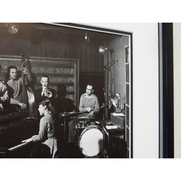 ●秋吉敏子/バークリー1956/アートピクチャーの額装品●アートピクチャーサイズ（約23cmx30cm）●額/木製/ブラック/アクリル仕様　外枠寸法　37cｍｘ44cｍ　専用箱、吊下げ備品付　●ご指定の無い場合は画像1のホワイト＆ブラック/...