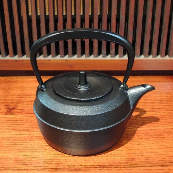 IWACHU 鉄瓶　黒（おまけ付き） 岩鋳（IWACHU） 朝日 鉄瓶 黒 450ml 茶こし付き 藍花 南部鉄器 南部