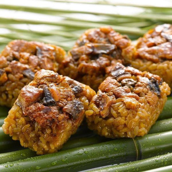 愛知県豊橋の名店「うなぎ割烹一愼」の監修で造り上げました。もち米とうるち米を程良くブレンドし、ふっくらと仕上げたご飯に国内産の鰻きざみを盛りつけました。「一愼」特製のたれの風味と香り豊かな粒山椒が食欲をそそります。レンジで温めるだけでふっく...