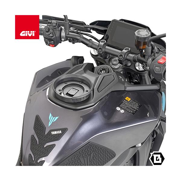 GIVI BF90は、TANKLOCK（タンクロック）タイプのタンクバッグを装着するためのイージーロック（アタッチメント）です。TANKLOCKタイプのタンクバッグを装着するためのパーツは全て付属しています。【適合車種】YAMAHA MT-...