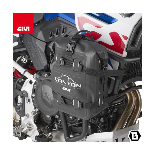 GIVI GRT722Bは、CANYON LINEシリーズ 防水タイプのエンジンガードバッグ（クラッシュバーバッグ）です。バッグ表面はTPUコーティングが施してあり、防水性に加えて泥などの汚れが付きにくいのが特徴です。GRT722Bは、GR...