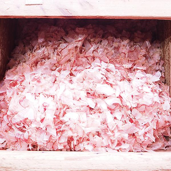 【内容(量)】かつお節特上削り250g【原材料(産地)】かつお節（静岡、鹿児島）【賞味期限】開封前は冷暗所保管で1年間、開封後は冷蔵保管で1-2週間