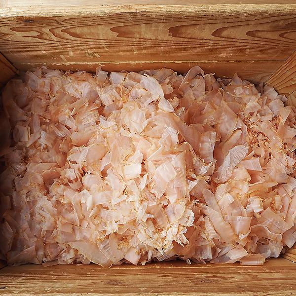 【内容(量)】まぐろ節（血合い抜き）250g【原材料(産地)】まぐろ節（静岡、鹿児島）【賞味期限】開封前は冷暗所保管で1年間、開封後は冷蔵保管で1-2週間