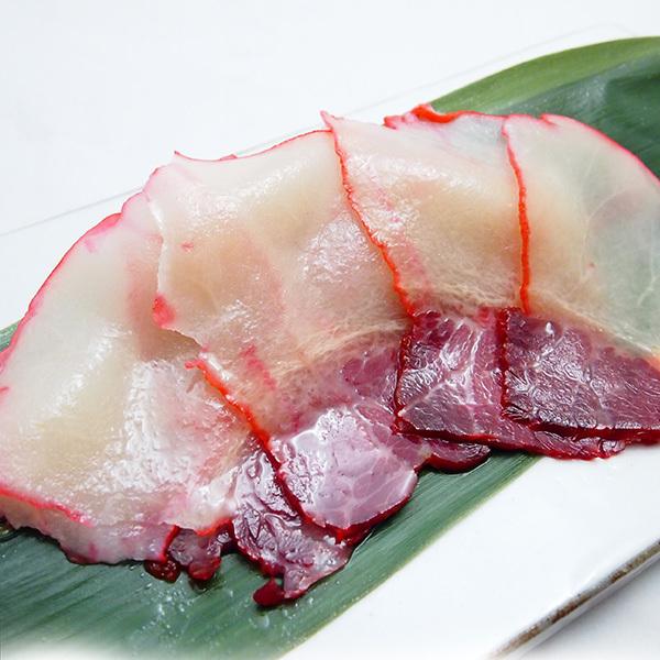 【内容(量)】クジラ畝須(うねす)ベーコン200g 【原材料(産地)】鯨肉、食塩、発色剤(亜硝酸Na)、香料(くん液)、着色剤(赤色3号、アナトー色素)、酸化防止剤(V.C、V.E)【賞味期限】冷凍保存で2ヶ月