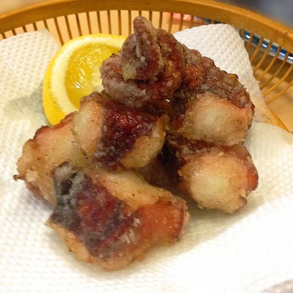 【内容(量)】タコ唐揚げ 1kg【原材料(産地)】たこ、衣(小麦粉、食塩、粉末しょうゆ、脱脂粉乳、でん粉、デキストリン、卵白粉末、香辛料、ぶどう糖、食物油脂)、加工でん粉、調味料(アミノ酸等)、着色料(カロチノイド)【賞味期限】冷凍保存で3ヶ月