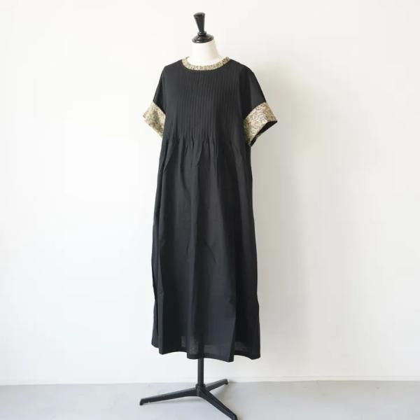 sosotto (ソソット) | 綿麻細ピンタックLIBERTYフリルOP半袖 (black/chive) | ワンピース フラワー柄