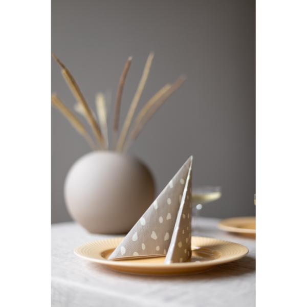 Cooee Designから北欧テイストなデザインと色彩のペーパーナプキンです。 FSC認証紙を使用しており、森林の破壊や劣化を防ぎ、適正管理された森林の増加に繋がります。Cooee Design2008年にスウェーデン南部にあるSmala...