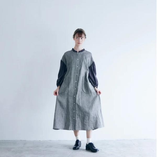 【SALE セール】MAGALI | リネンラミーシャンブレー・フリルネックワンピース (フォグブラック) | ワンピース マガリ