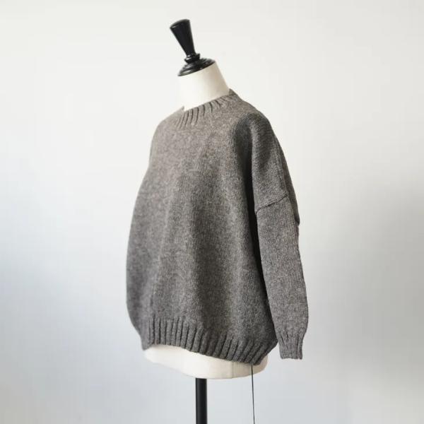 utilite (ユティリテ) | クルーネックプルオーバー (ブラウン/クロ