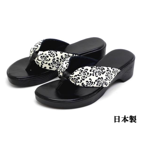 【鼻緒の生地の柄について】裁断位置によって柄の出方が変わりますので、左右で異なる場合があります。■鼻緒カラー：白（ホワイト）■インソール素材：合成皮革■底素材：合成底■生産国：日本（MADE IN JAPAN）■重さ：片足約185g■ヒール...