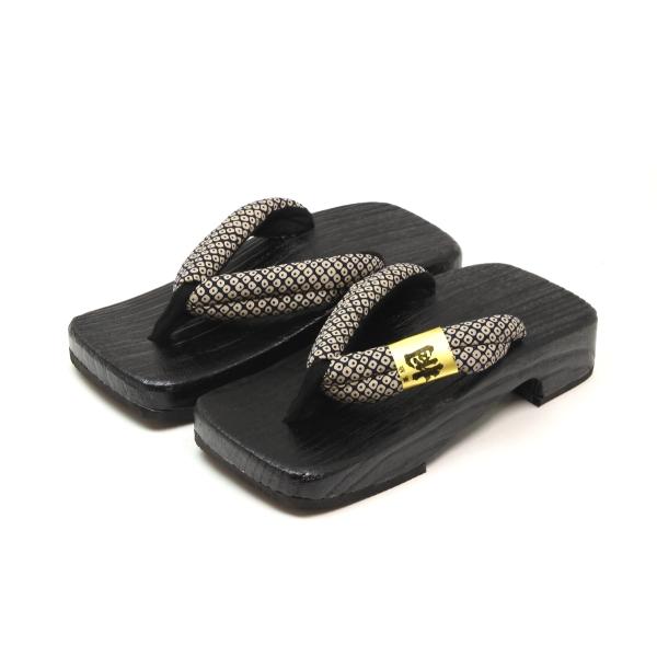 ◆下駄・雪駄の履き方◆鼻緒を指の又まで深く入れずつま先でひっかける様にして、かかとを少し出して履くのが「粋」な履き方とされています。【木目について】台は天然木を使用している為、木目は商品によって異なります。木目はお選びいただけません。予めご...