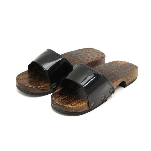 【木目について】台は天然木を使用している為、木目が商品によって異なります。木目はお選びいただけません。予めご了承ください。■適応サイズ：男性用フリー■バンドカラー：黒エナメル■バンド素材：ビニール■台素材：桐（ニス塗り加工）■底素材：EVA...