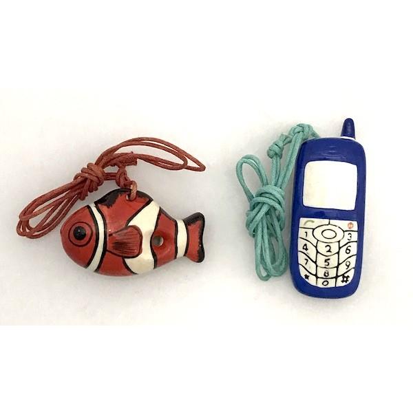 ひも付けで首に下げることができます。運指表付きで簡単な曲の演奏も可能。大きさ：さかな・約60x38mm　　　　携帯電話・約30x80mm箱入り＊＊＊＊＊定形外郵便で発送します。追跡・補償付き発送も対応します。（送料が変わります）お気軽にご相...