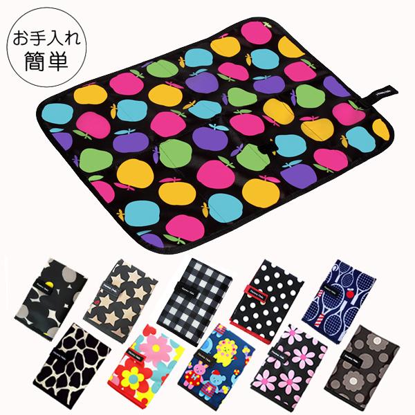 ご家庭でもお出かけ先でも、さっと取り出して使える便利なおむつ替えシート。赤ちゃんのゆるゆるウンチや突然のおしっこも、このシートを敷いていれば安心！お手入れが簡単なので、汚れもしっかり落とせます。[素材]ポリエステル[サイズ]横52×縦42c...