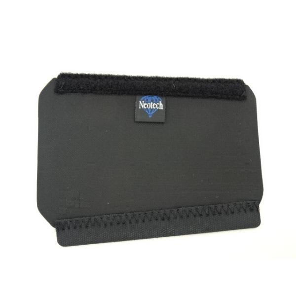 長時間にわたる演奏をする際に、手の汗や皮脂、湿気から楽器を守ります。装着面に滑り止めがあるので楽器にぴったりとフィットし、取り外しも簡単なので楽器のお手入れも楽にできます。洗濯をする際は、中性洗剤を使用し平らにして乾燥させてください。