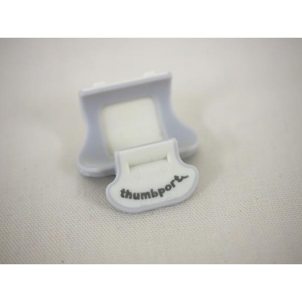 Fキイの近くに取り付け、右手親指の位置や角度が正しくなる事により、全体の指の動きが自由になり、安定した演奏が可能になります。