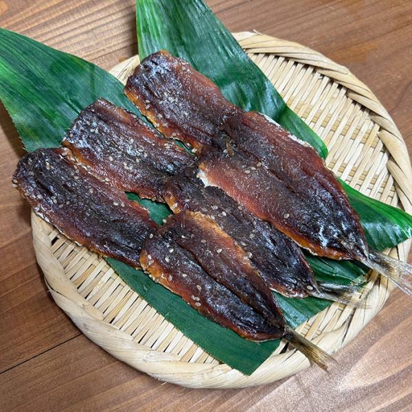 九鬼港水揚げのうるめを手開きし、当店独自のタレにつけこみました。内容：6枚入1袋産地：国産：九鬼港水揚げ（三重県尾鷲市九鬼町）賞味期限：冷蔵1週間／冷凍1ヶ月原材料うるめ（国産）、醤油、砂糖、食塩、醸造調味料、みりん、ごま、昆布／調味料（ア...