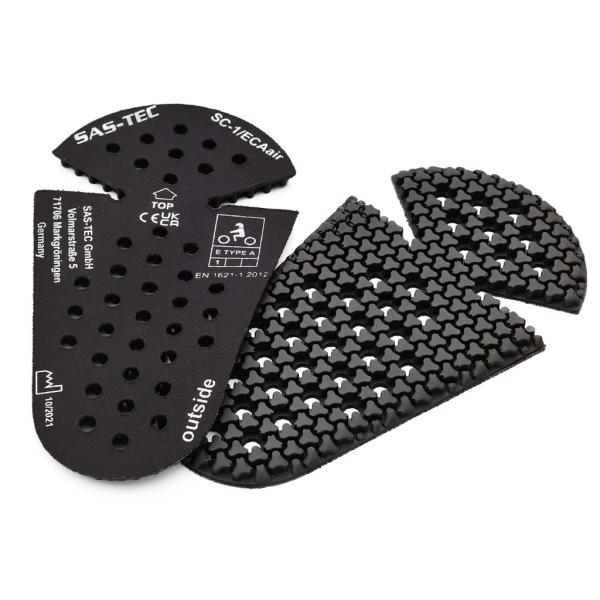 【サイズ】縦210×横113×厚み7 mm　【商品説明】可動部をしなやかに包み込み、ピンポイントでカラダを守る。 ●【つけていることを忘れるほど快適】 ●3つ角の衝撃吸収素材がフレキシブルに稼働することで、可動部をしなやかに包み込み、あらゆ...