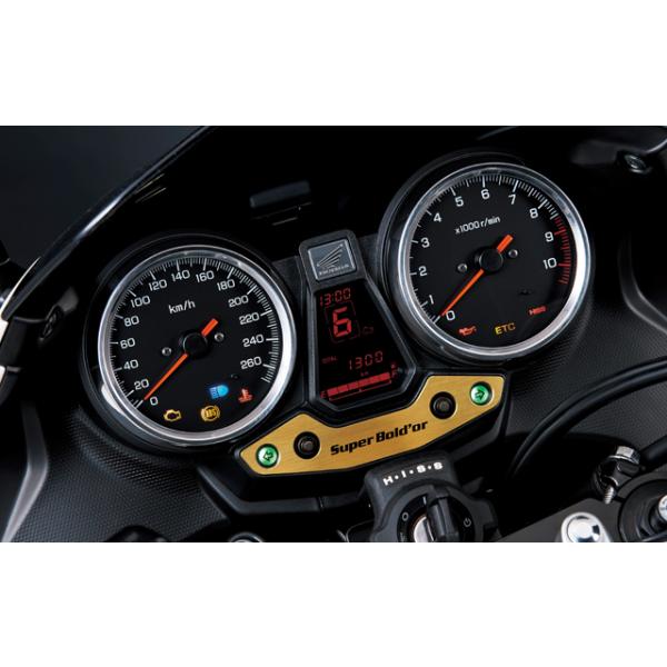 【適合車種】CB1300SB（SC54-2000001〜）2014年、CB400SB（NC42-2000001〜）2019年　【商品説明】メーターまわりの魅力を高めます。 ●材質 アルミ、アルマイト仕上げ ●仕様 貼り付けタイプ ●適用号機...